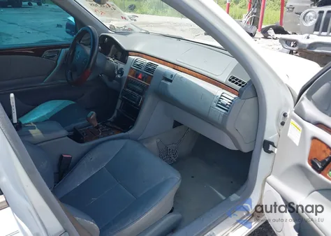 2001 Mercedes-Benz E 320 z USA, uszkodzony, nr VIN WDBJF65J71B309069